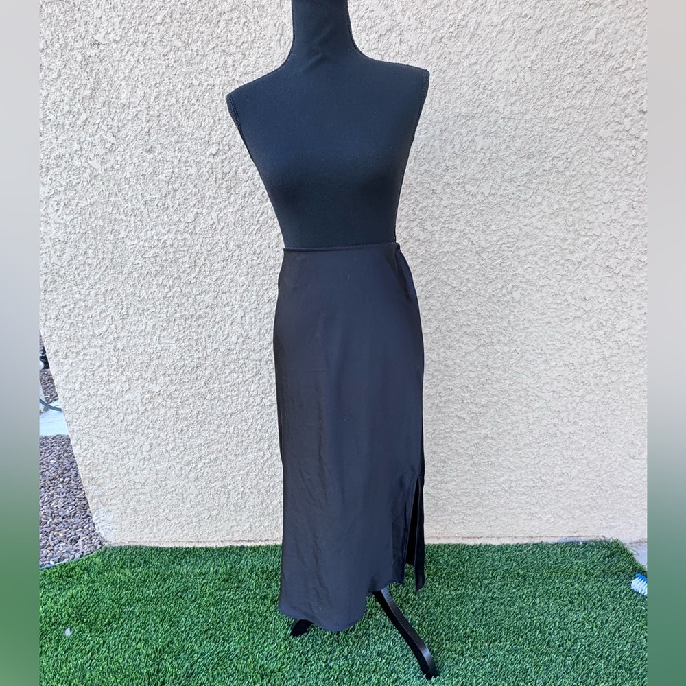 Old Navy Women’s Black Midi Skirt Sz S Side Slit, Classic Minimalist Style NWOT